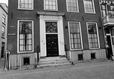 849264 Gezicht op het onderste deel van de voorgevel van het pand Nieuwegracht 64 te Utrecht.